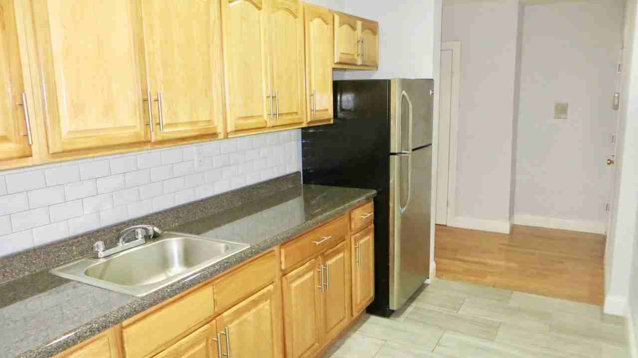 1182 Lebanon St - Photo 3 of 10