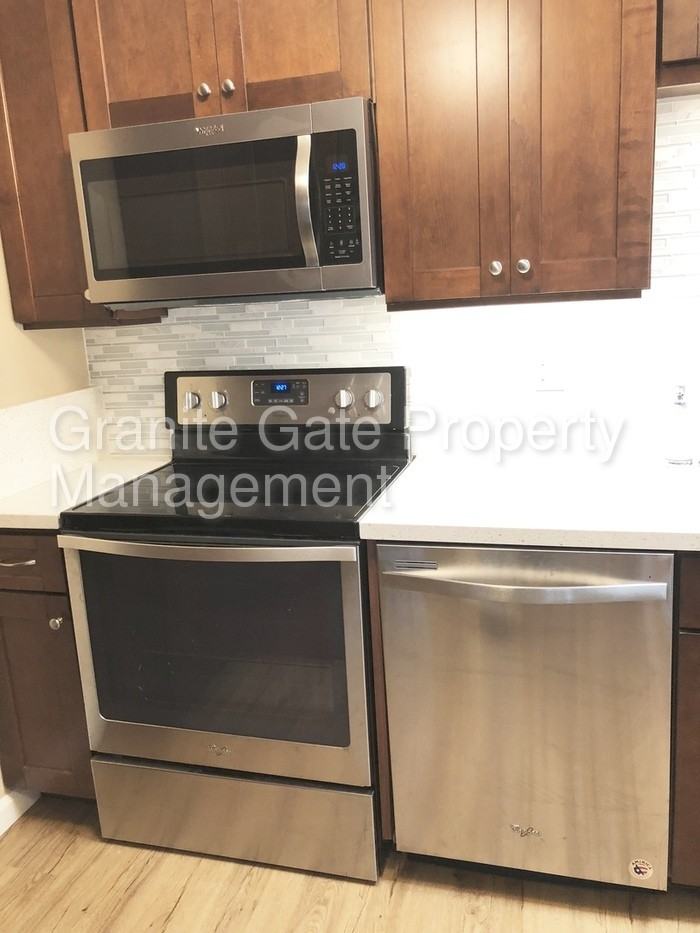 809 Marina Cir - Photo 3 of 10