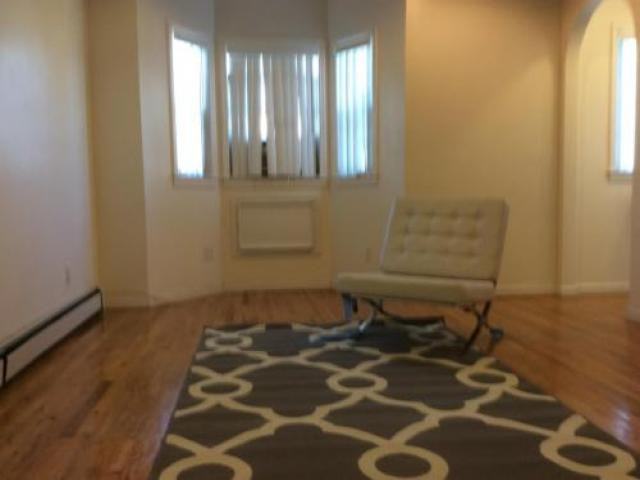 1484 Hicks St - Photo 2 of 6