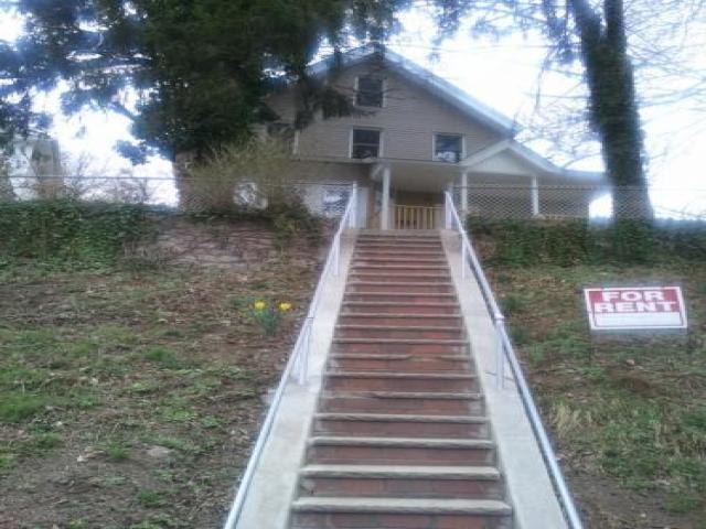 142 York Ave - Photo 2 of 6