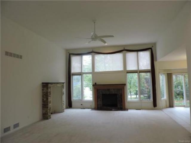 3169 Paramount Ln - Photo 3 of 6