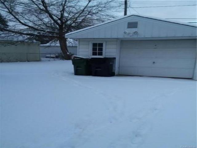 15562 Russell Ave - Photo 2 of 6