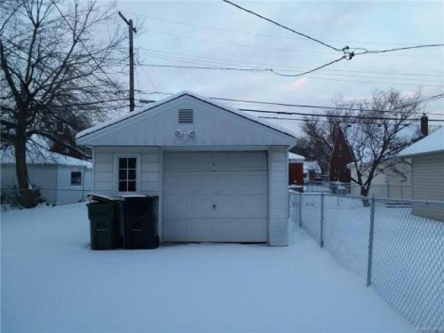 15562 Russell Ave - Photo 3 of 6