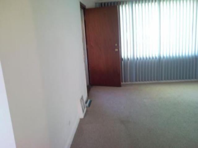 9858 S Ingleside Ave - Photo 2 of 6