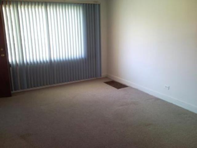 9858 S Ingleside Ave - Photo 3 of 6