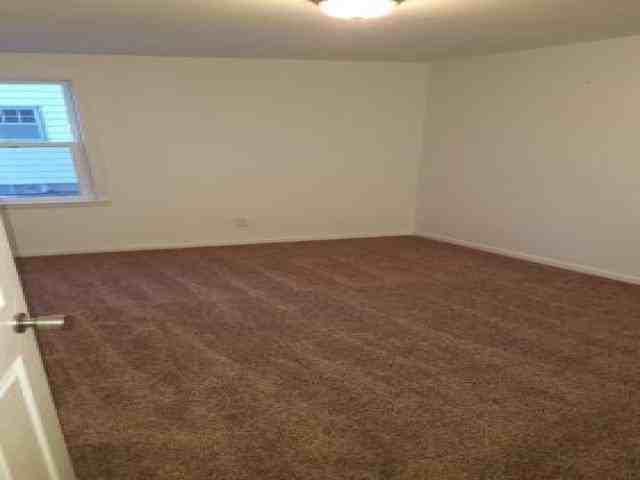 136 Holly St - Photo 3 of 6