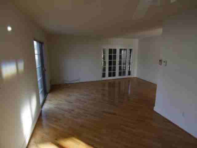 16382 Oakmont Ln - Photo 2 of 4