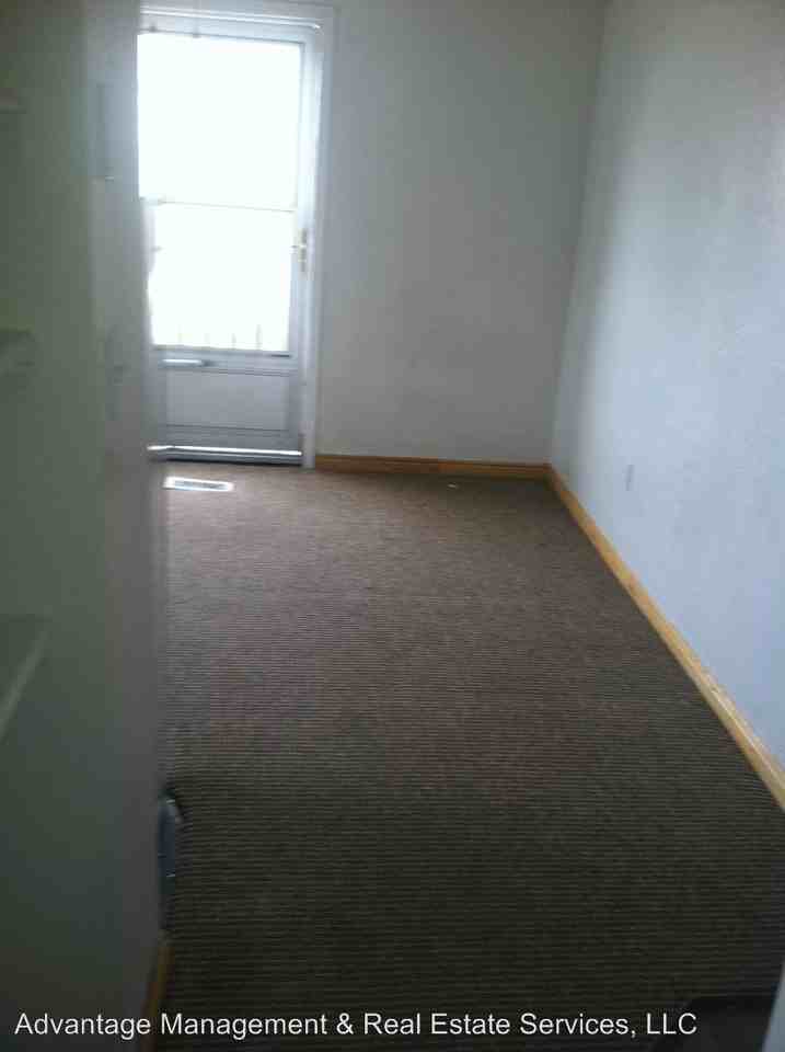 656 Center St - Photo 2 of 5