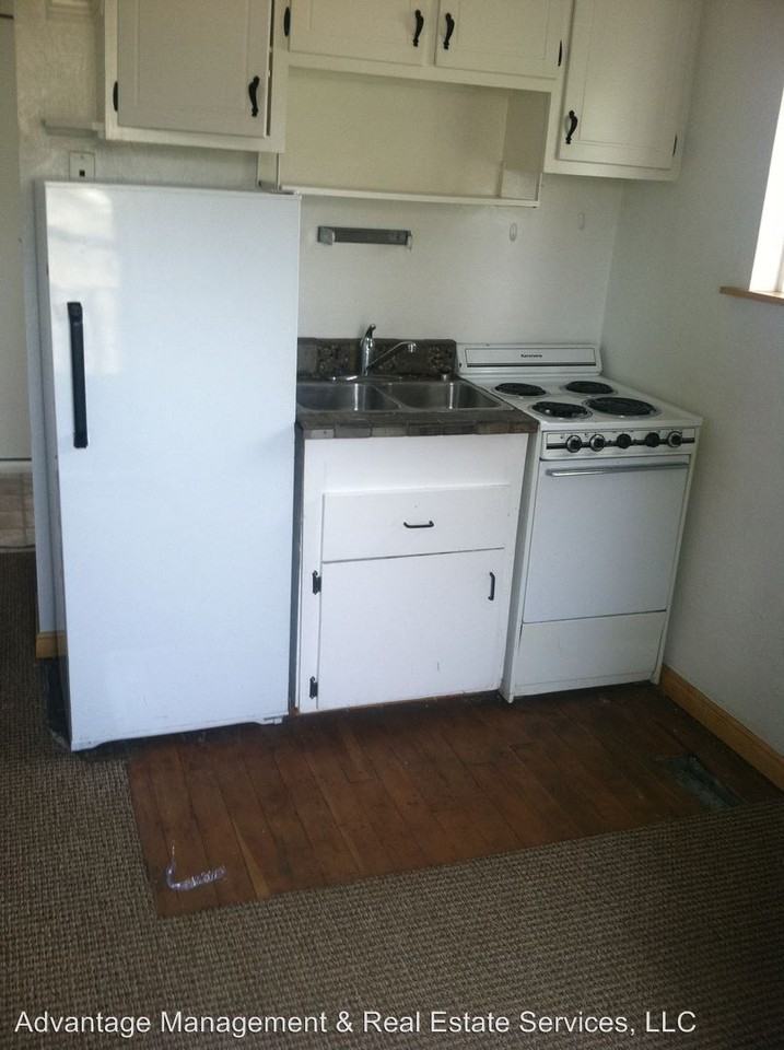 656 Center St - Photo 3 of 5