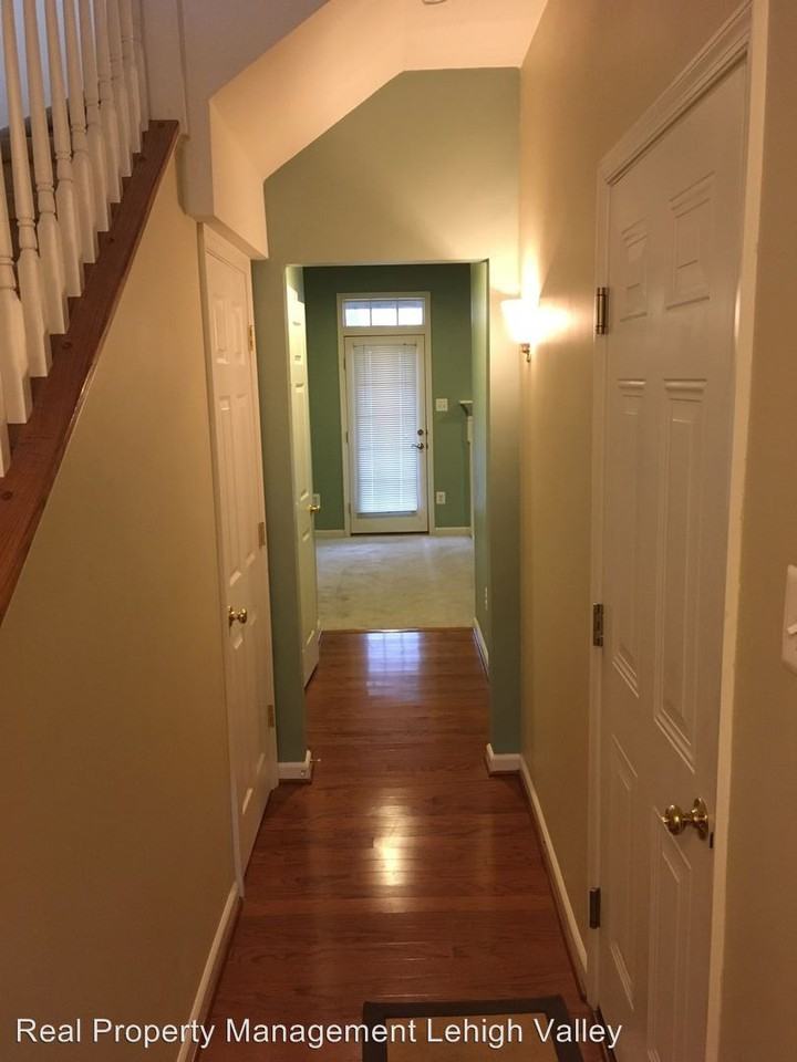 1602 Oakridge Ln - Photo 2 of 9