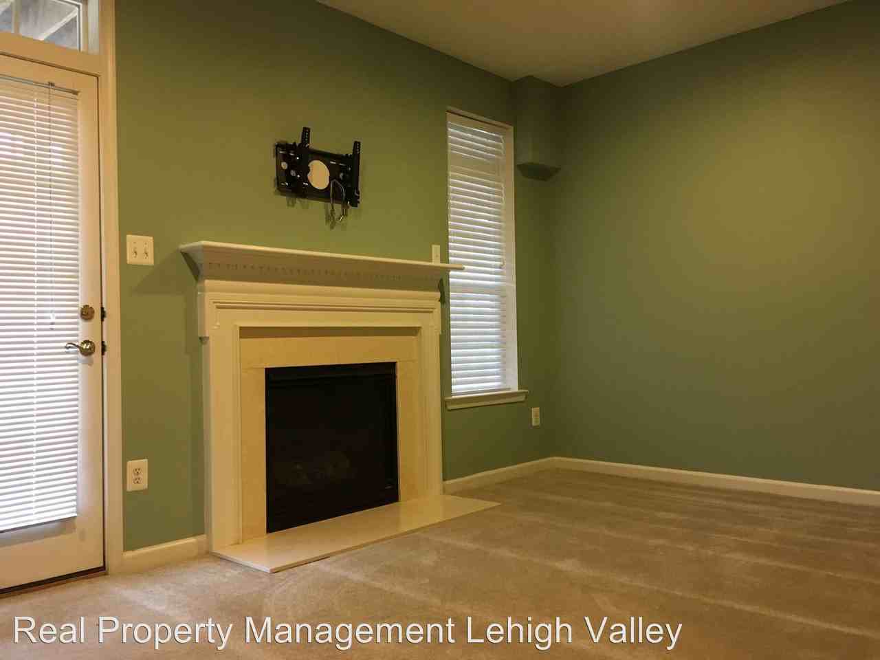 1602 Oakridge Ln - Photo 3 of 9