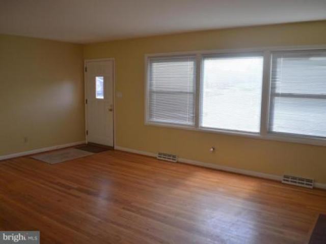 9 Irish Rd - Photo 3 of 6