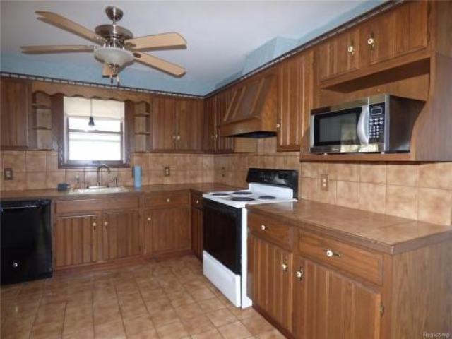 2083 Pine Grove Ln - Photo 3 of 6