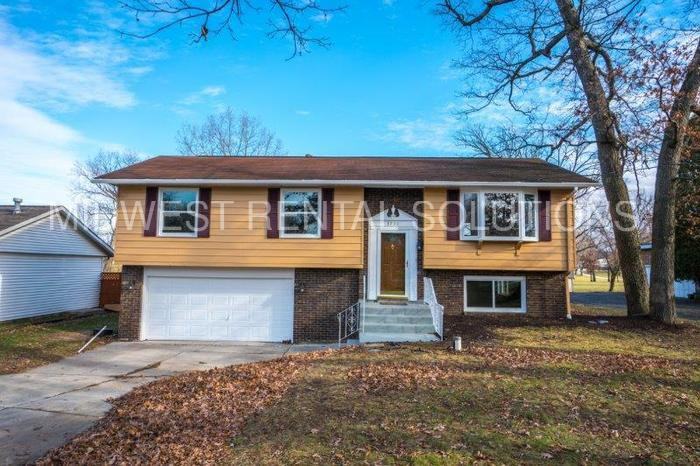 8755 Sheffield Ave - Photo 2 of 35