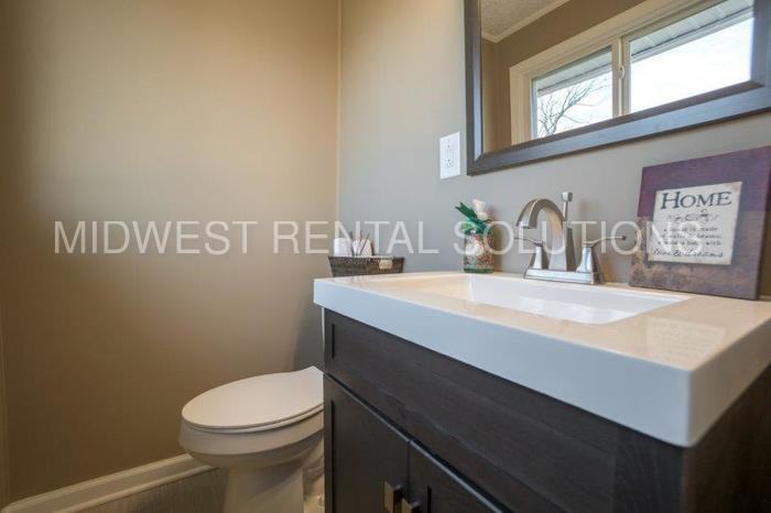 8755 Sheffield Ave - Photo 3 of 35