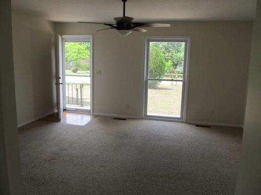 306 Greenview Dr - Photo 2 of 23