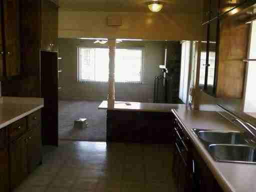 1210 W 18th St - Photo 3 of 10