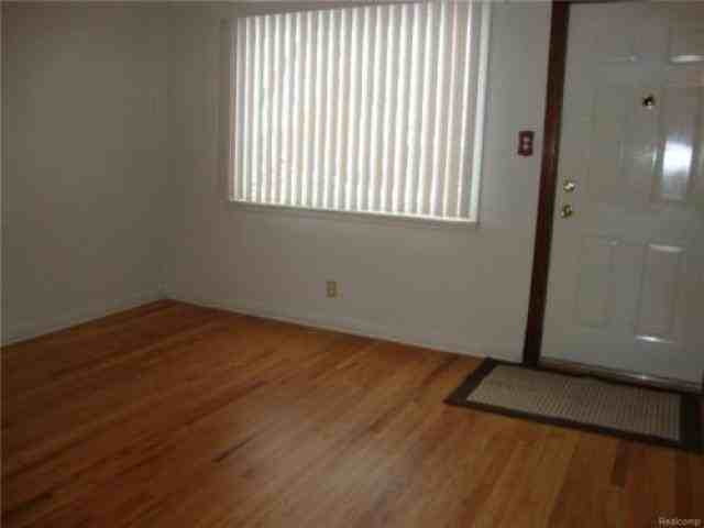 15674 Russell Ave - Photo 2 of 6