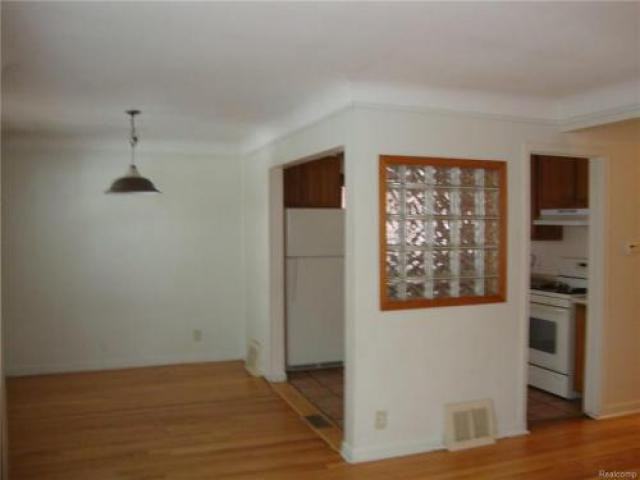 15674 Russell Ave - Photo 3 of 6