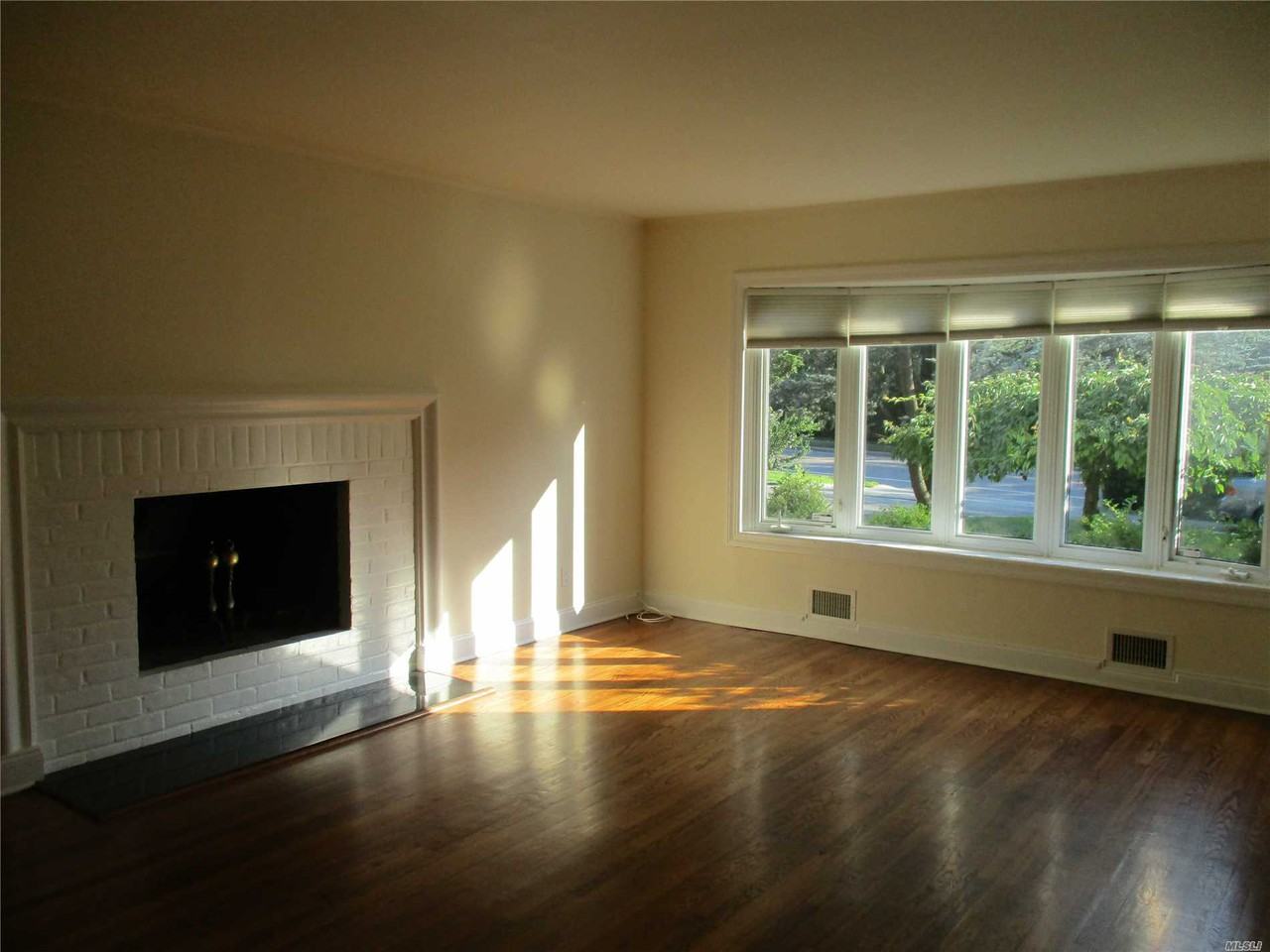 668 Plandome Rd - Photo 2 of 19