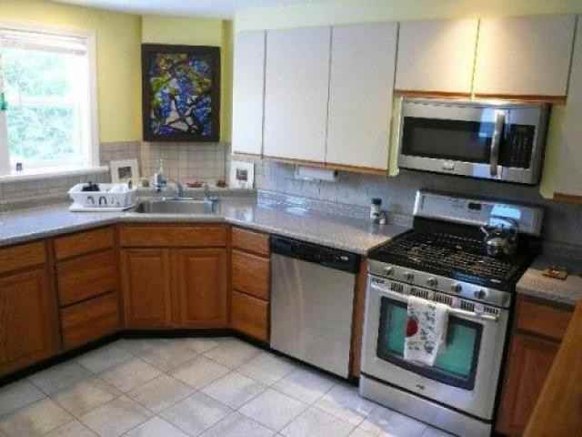 136 Tunxis Ave - Photo 3 of 6