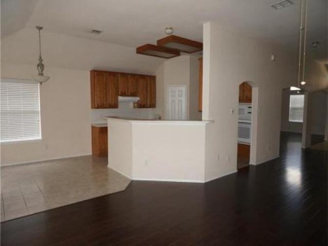 1404 Kenya Dr - Photo 3 of 6