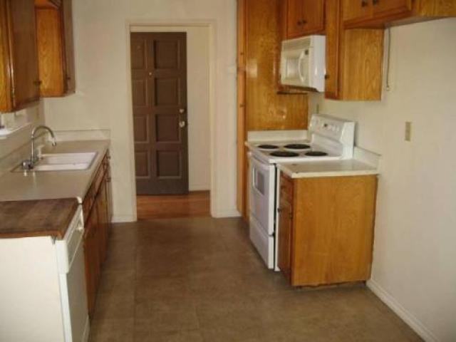 1121 11th St - Photo 3 of 6