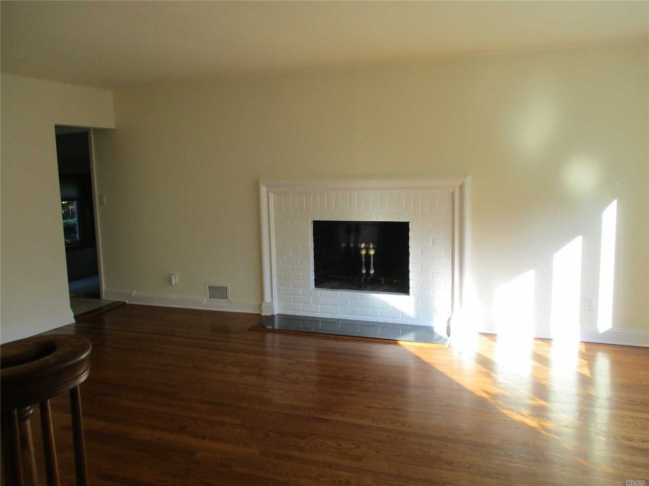 668 Plandome Rd - Photo 3 of 19