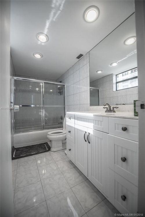 10186 Collins Ave #1117 - Photo 2 of 8