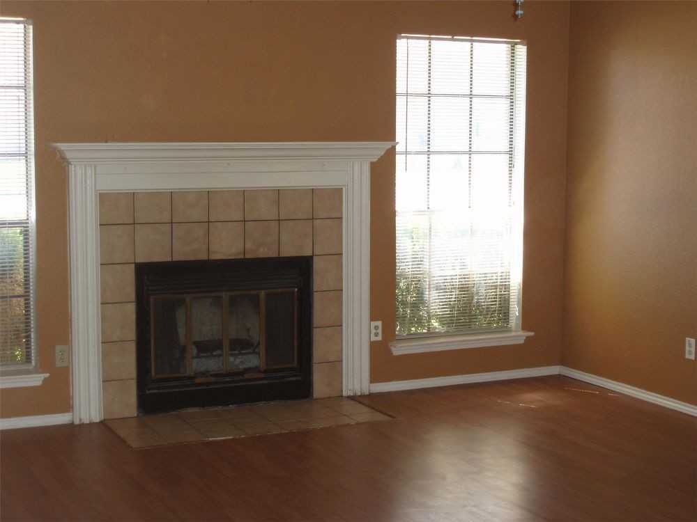 1111 Chinaberry Dr - Photo 3 of 10