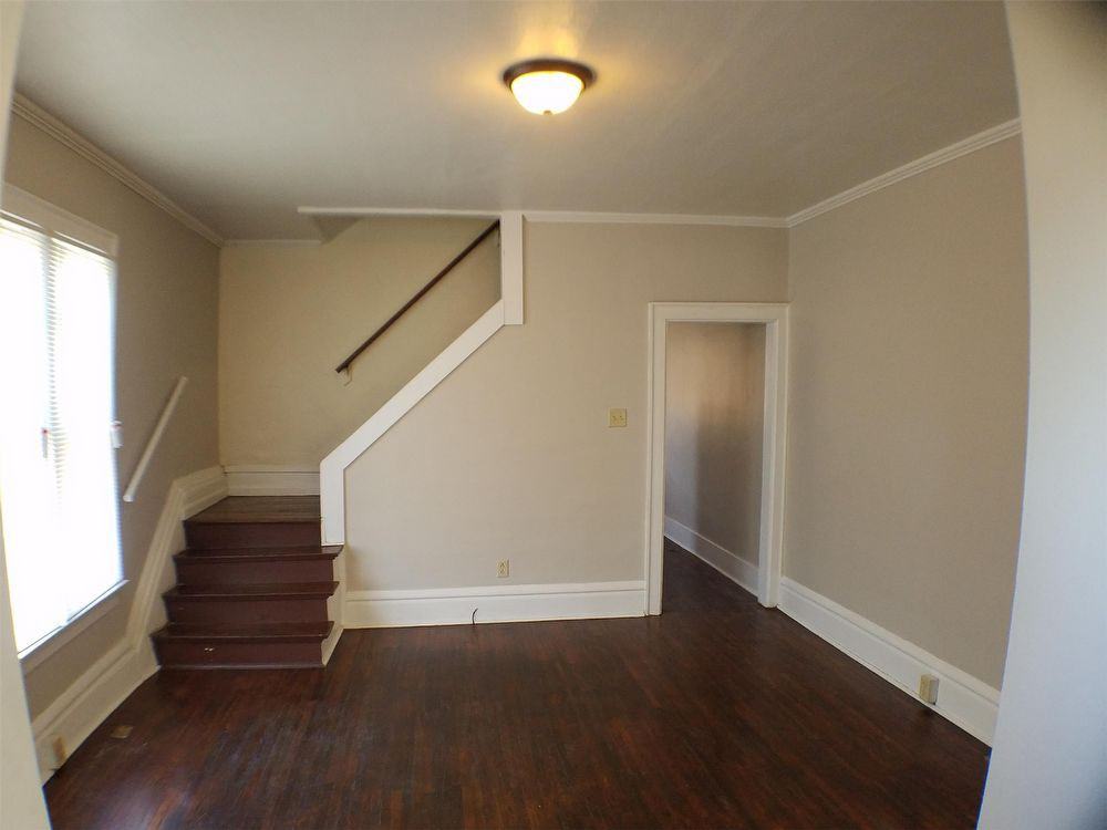 1482 Summit St - Photo 3 of 12