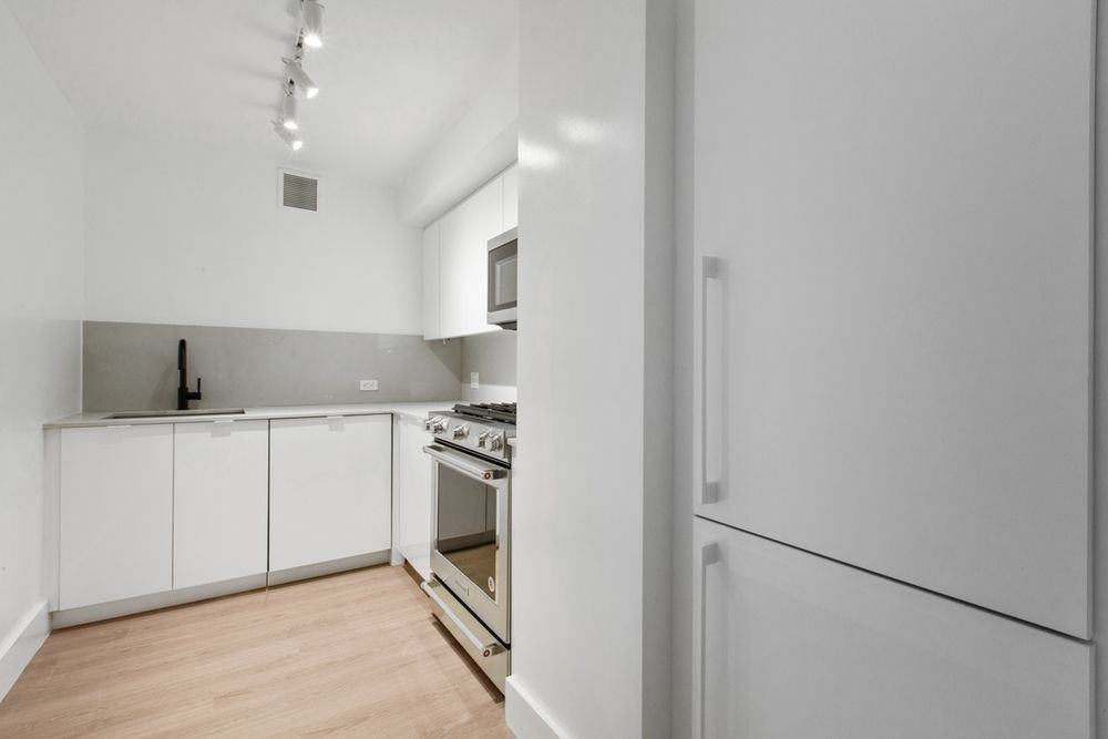 160 W 24th St #2C - Photo 3 of 5
