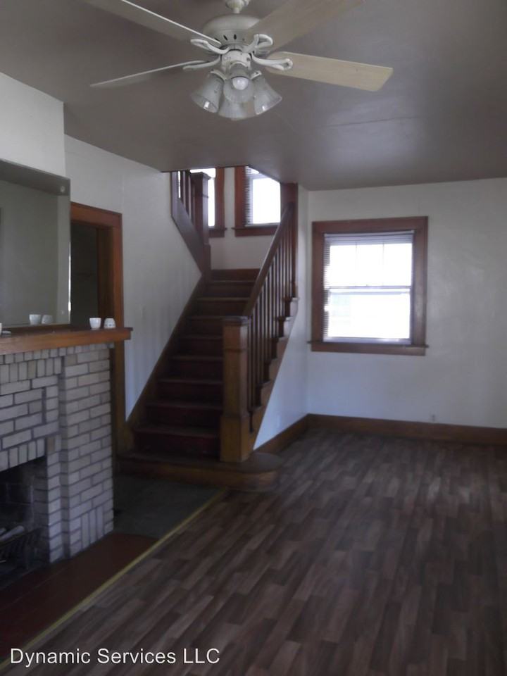 720 W 11th St - Photo 2 of 5