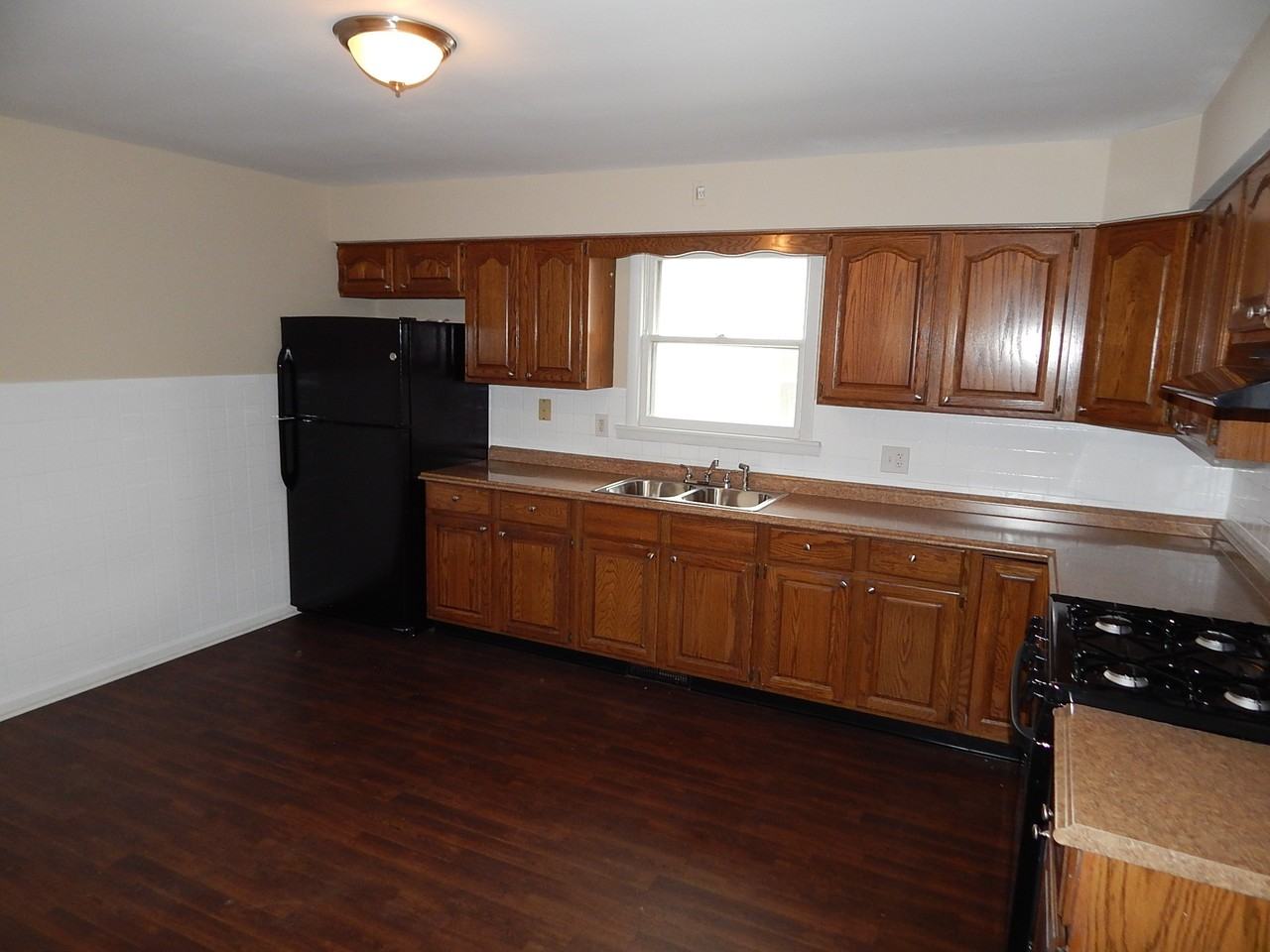 1040 Elliott Ave - Photo 2 of 10