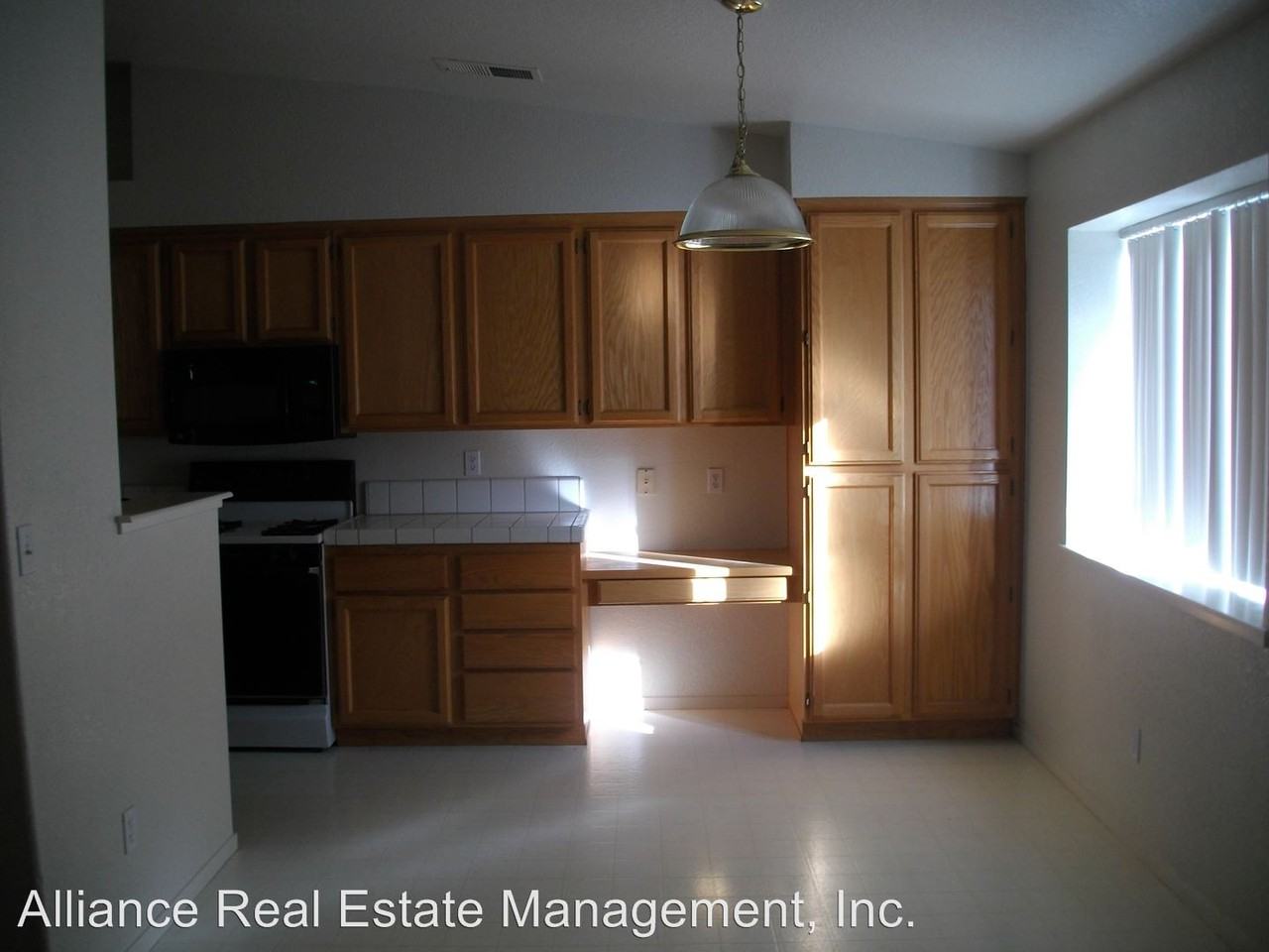 1218 Yosemite Dr - Photo 2 of 5