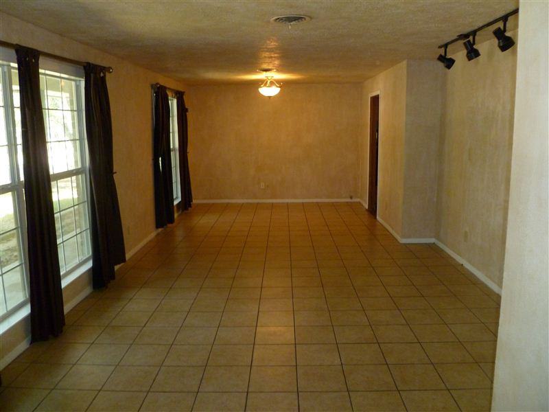 1402 Glade St - Photo 2 of 14