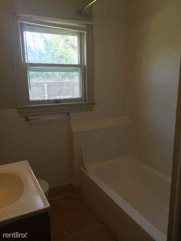 605 E Hughbert St - Photo 3 of 9