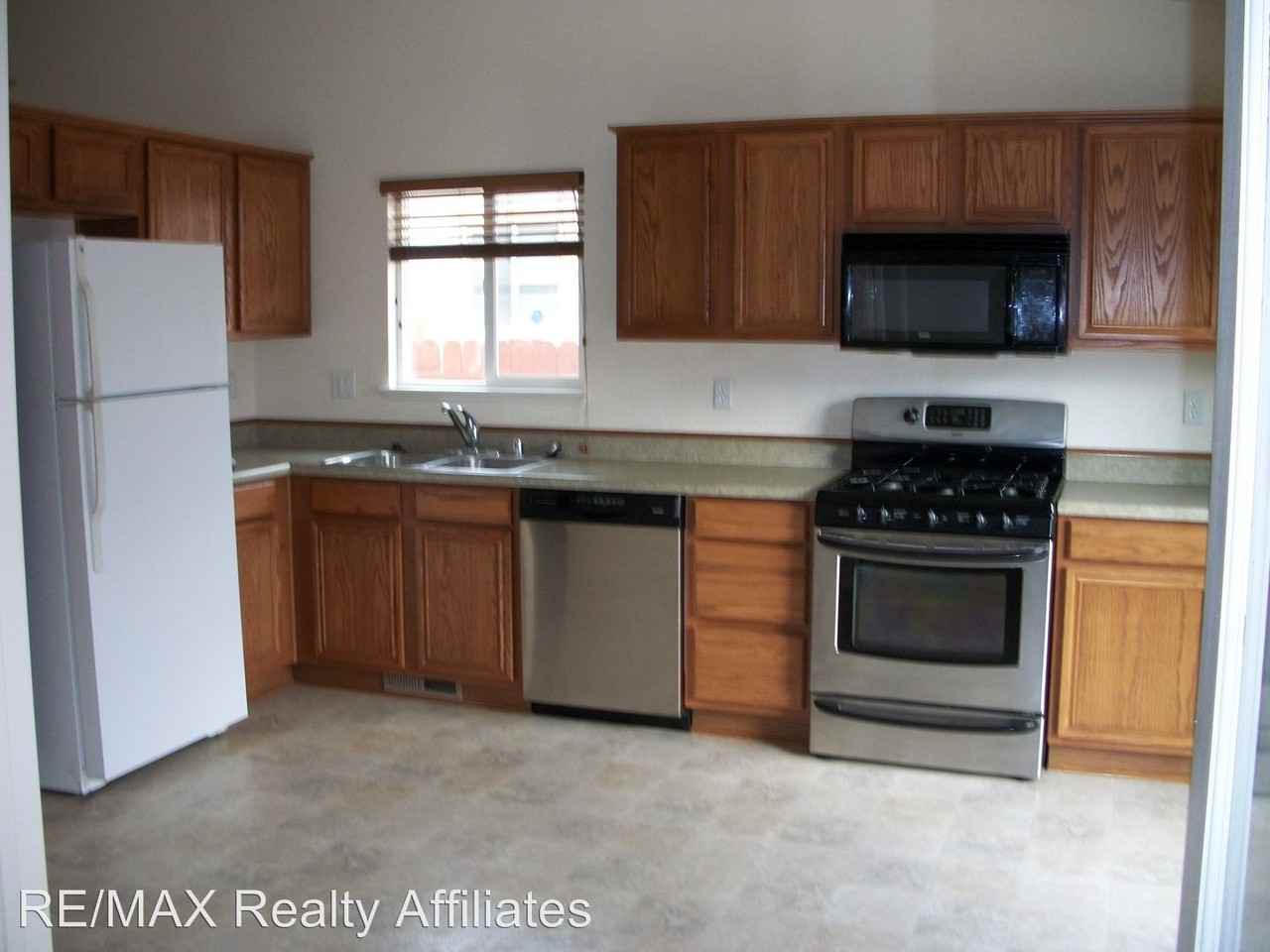 17730 Gingko Ct - Photo 3 of 11