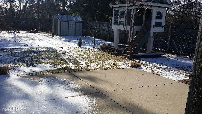 819-821 W South St - Photo 3 of 12