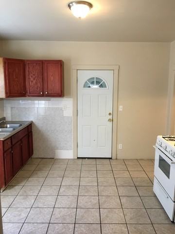 1005 14th St #1F - Photo 3 of 7