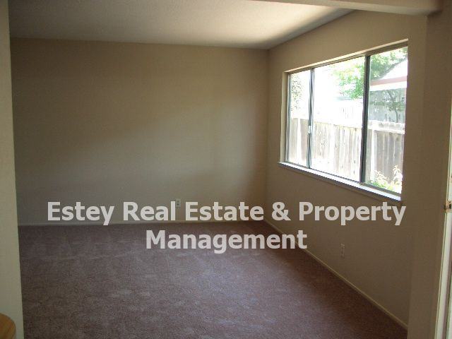 438 E H St - Photo 2 of 5