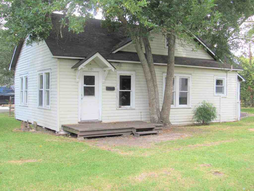 1101 Ave F - Photo 3 of 22