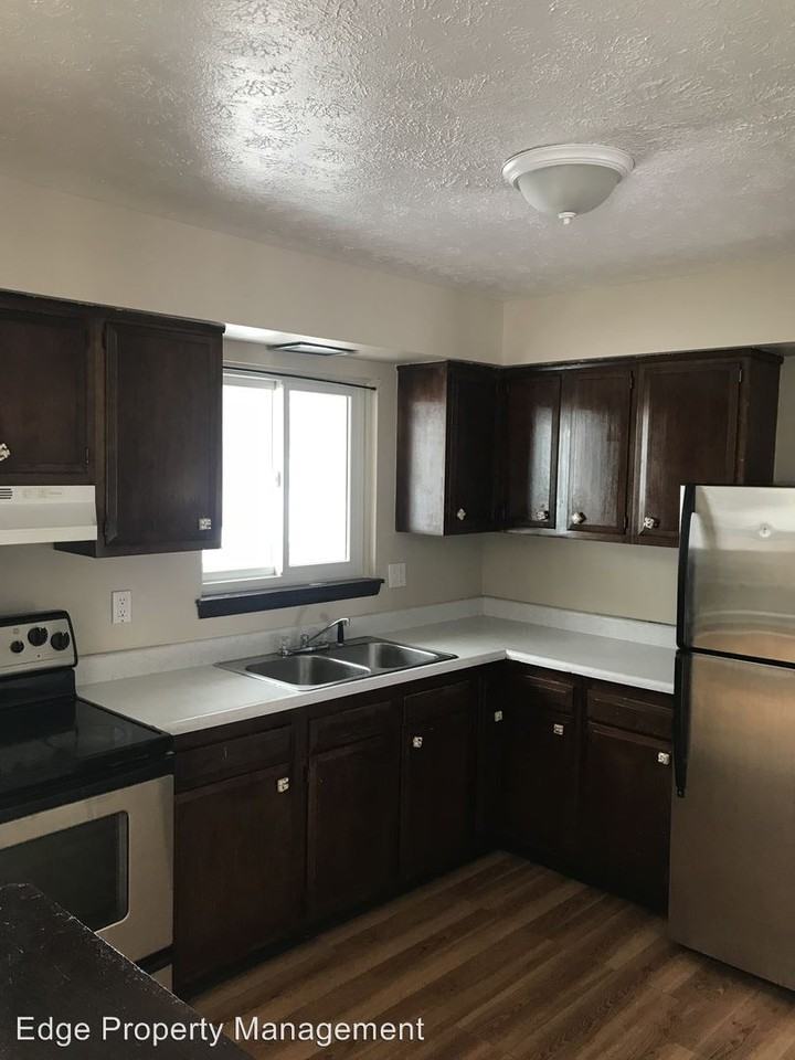 880 Hollywood Ave - Photo 3 of 6