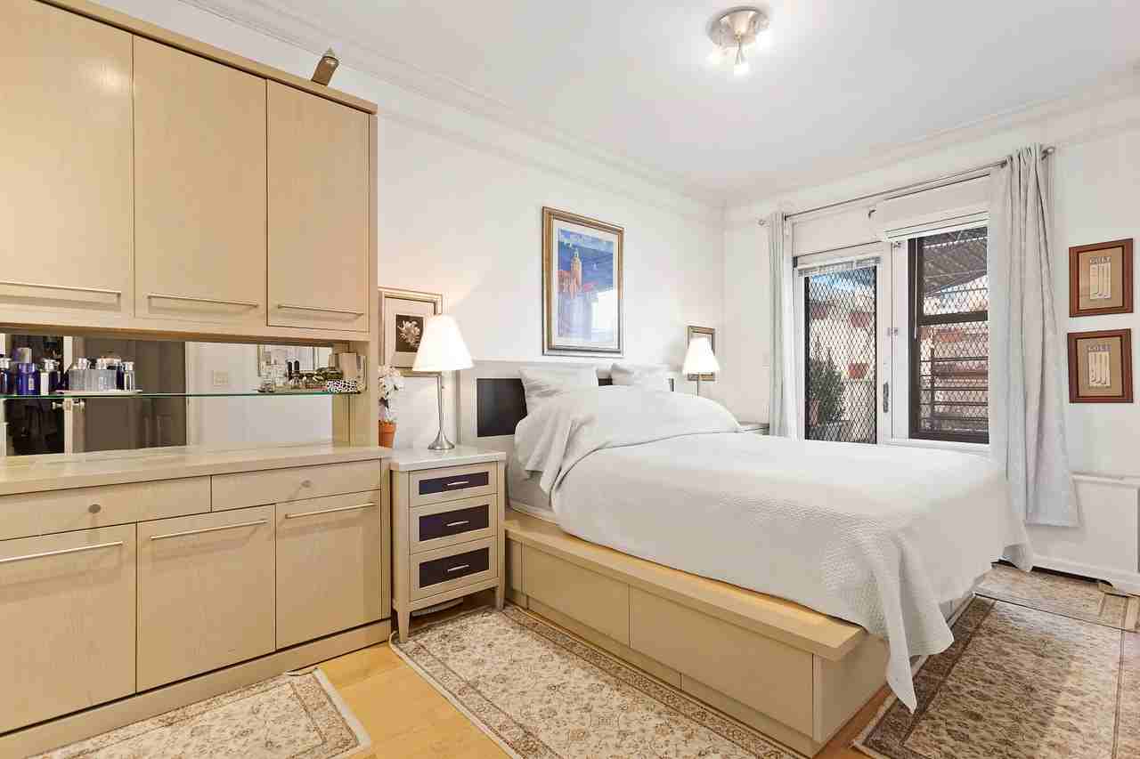 35-42 29th St - Photo 3 of 6