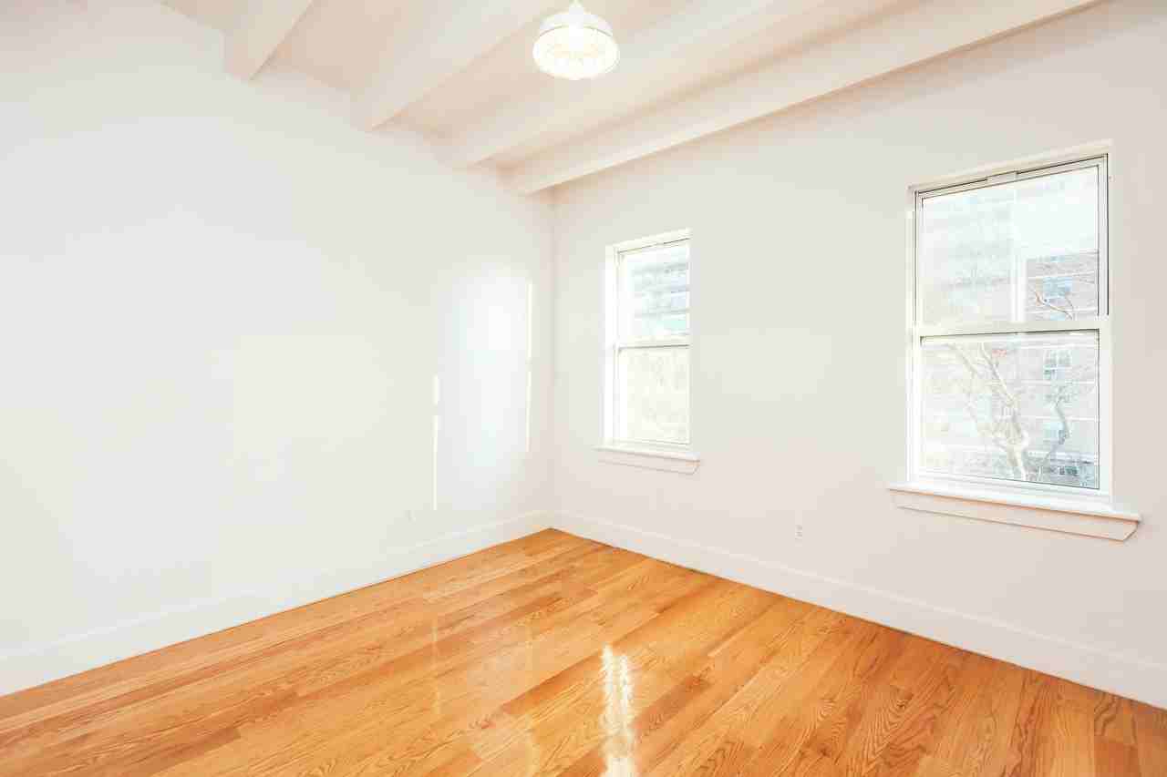 31 Montrose Avenue #24KR