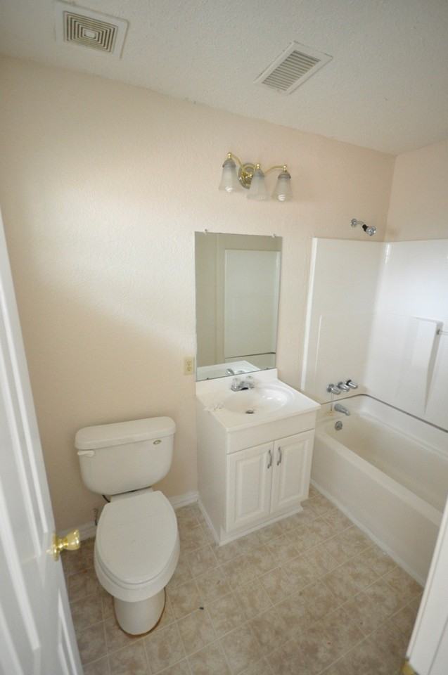 8848 Larchwood Dr - Photo 2 of 9