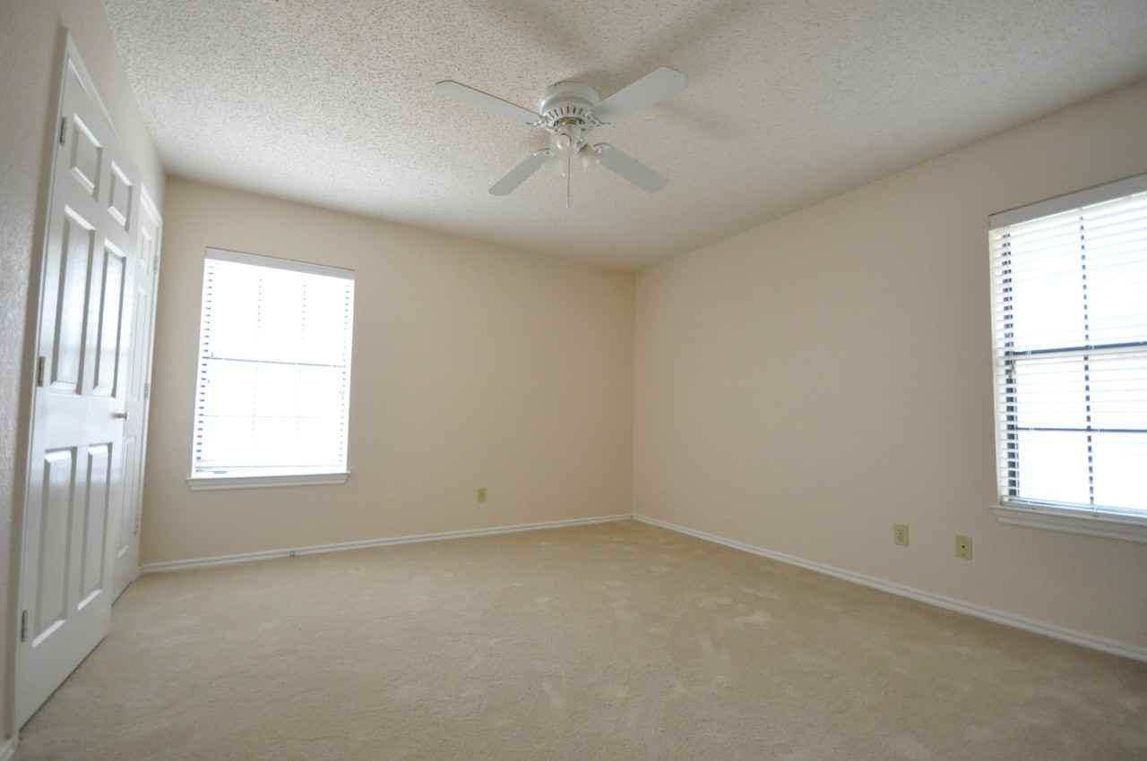 8848 Larchwood Dr - Photo 3 of 9