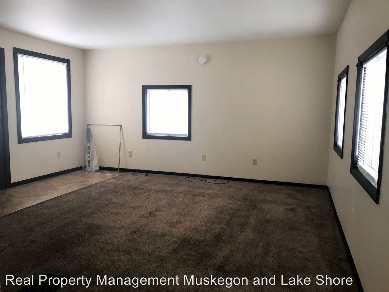 3133 Sanford St - Photo 2 of 5