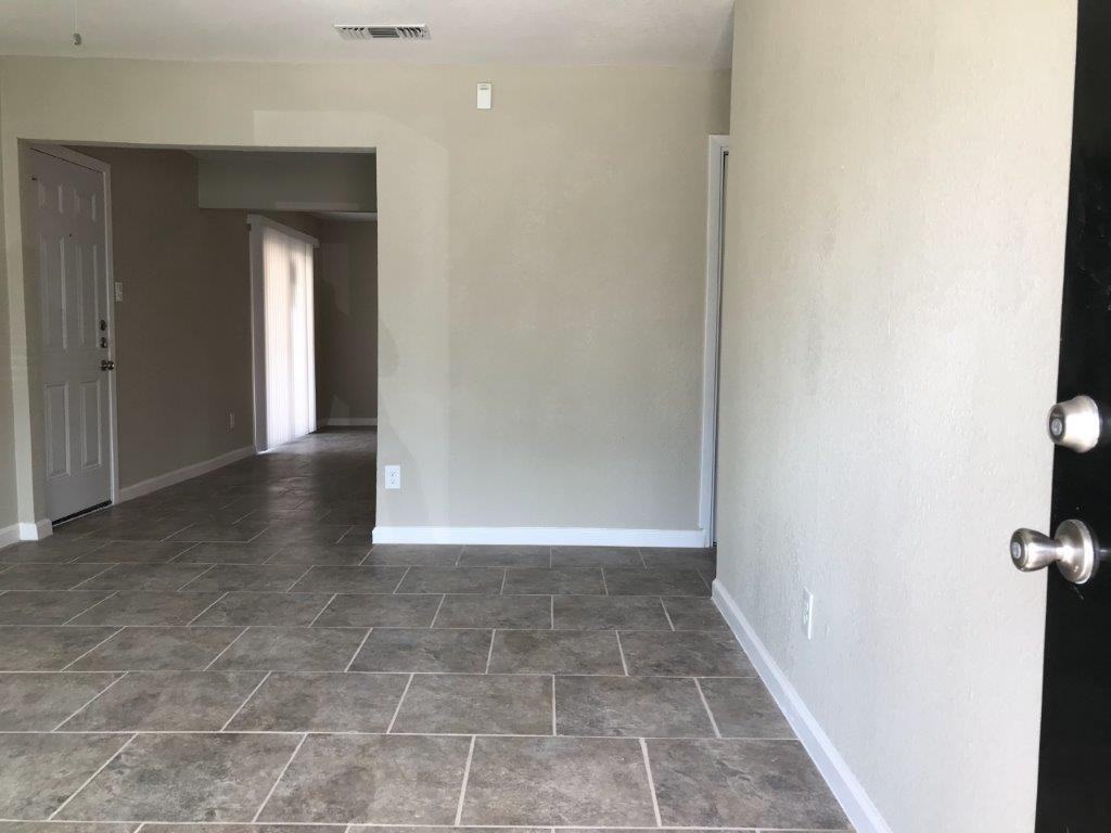 932 Russell Rd - Photo 2 of 25