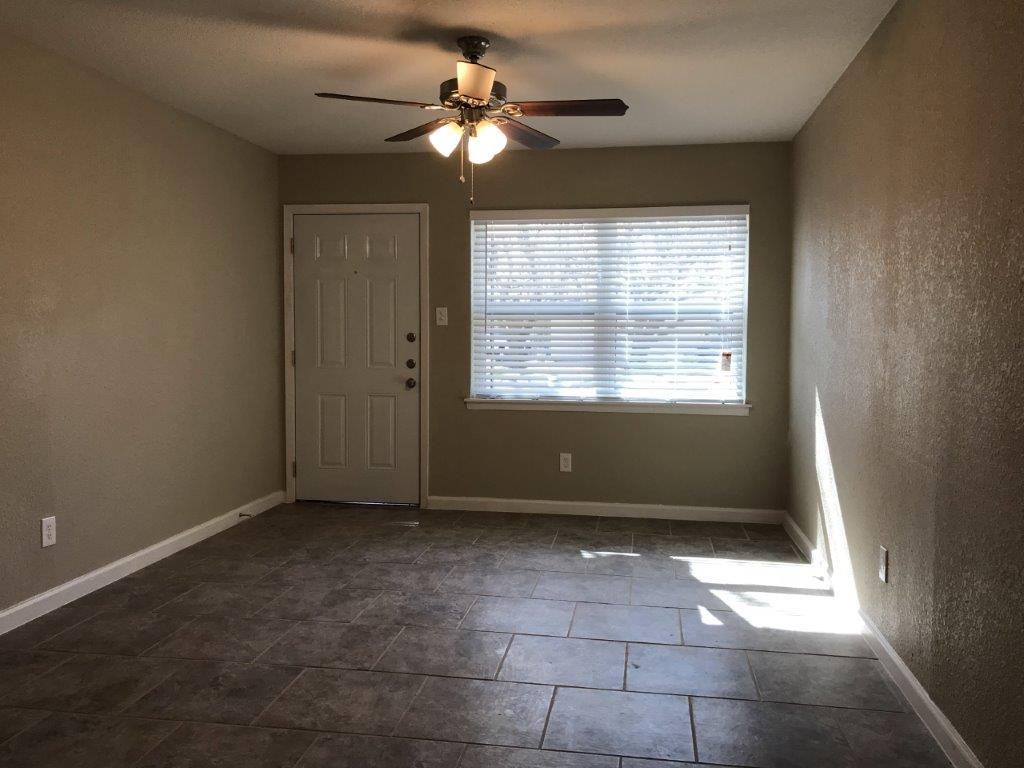 932 Russell Rd - Photo 3 of 25